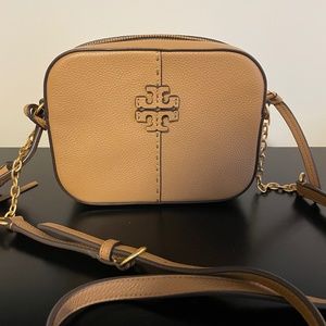 TORY BURCH McGraw Camera Bag in Tiramisu (Tan)